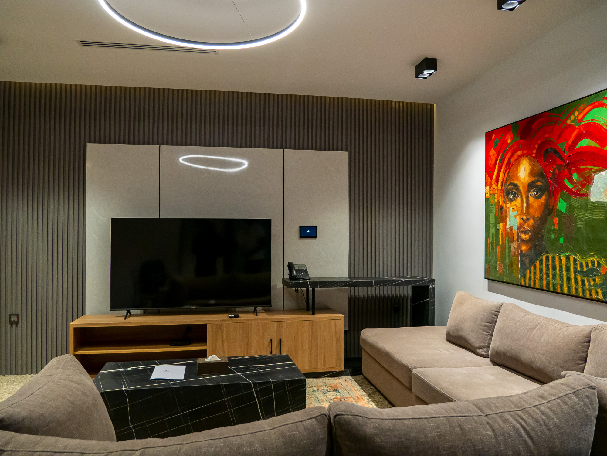 Luxury One Bedroom Apartment Gallery Image 5